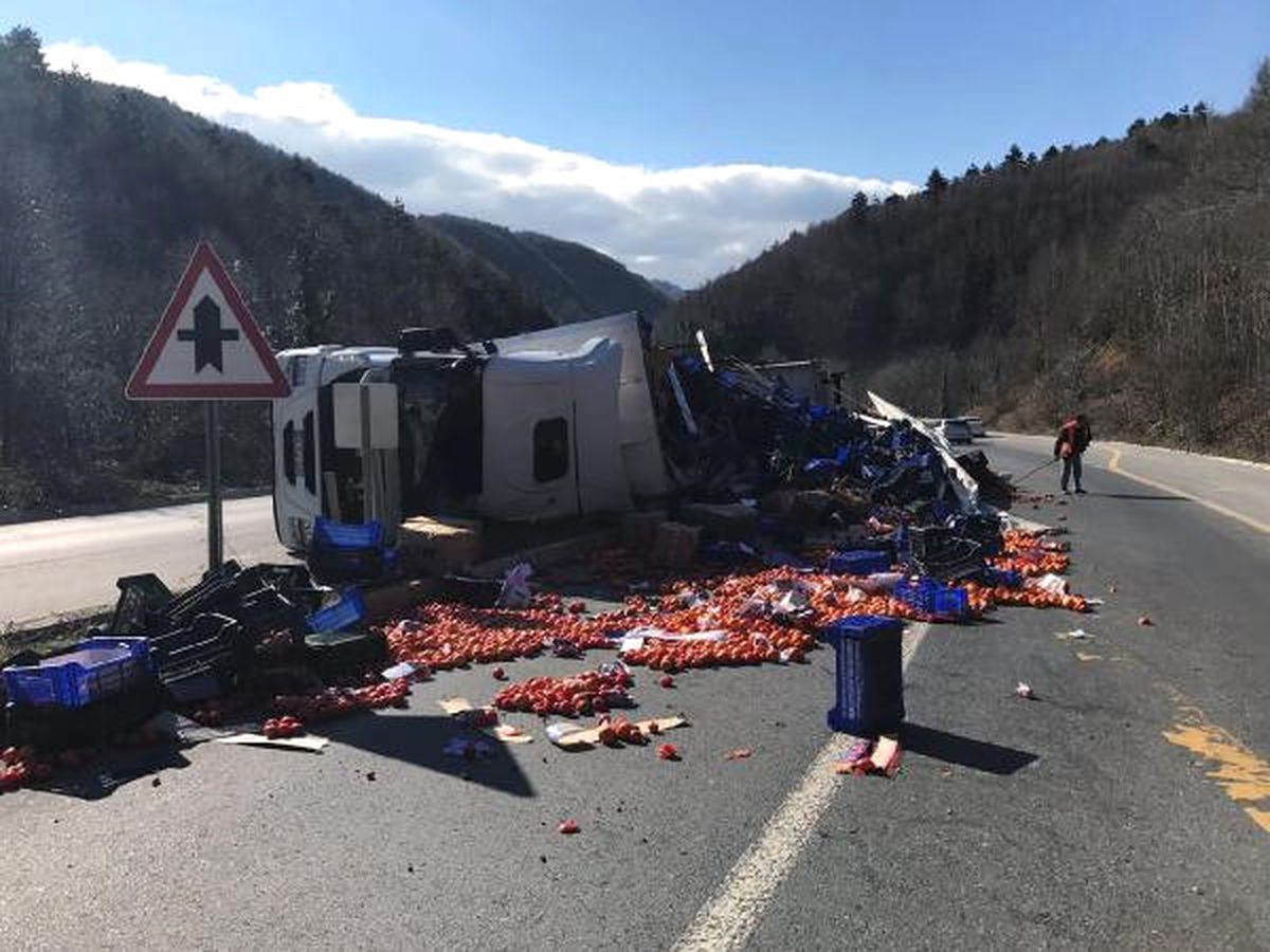 Meyve ve Sebze Yüklü Tır Devrildi