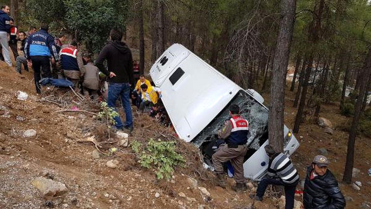 Midibüs Uçuruma Devrildi: 2 Ölü, Çok Sayıda Yaralı Var (1)