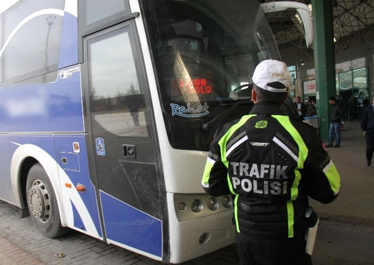 Polis Memuru Yolcu Gibi Otobüse Bindi, İhlalleri Tespit Etti