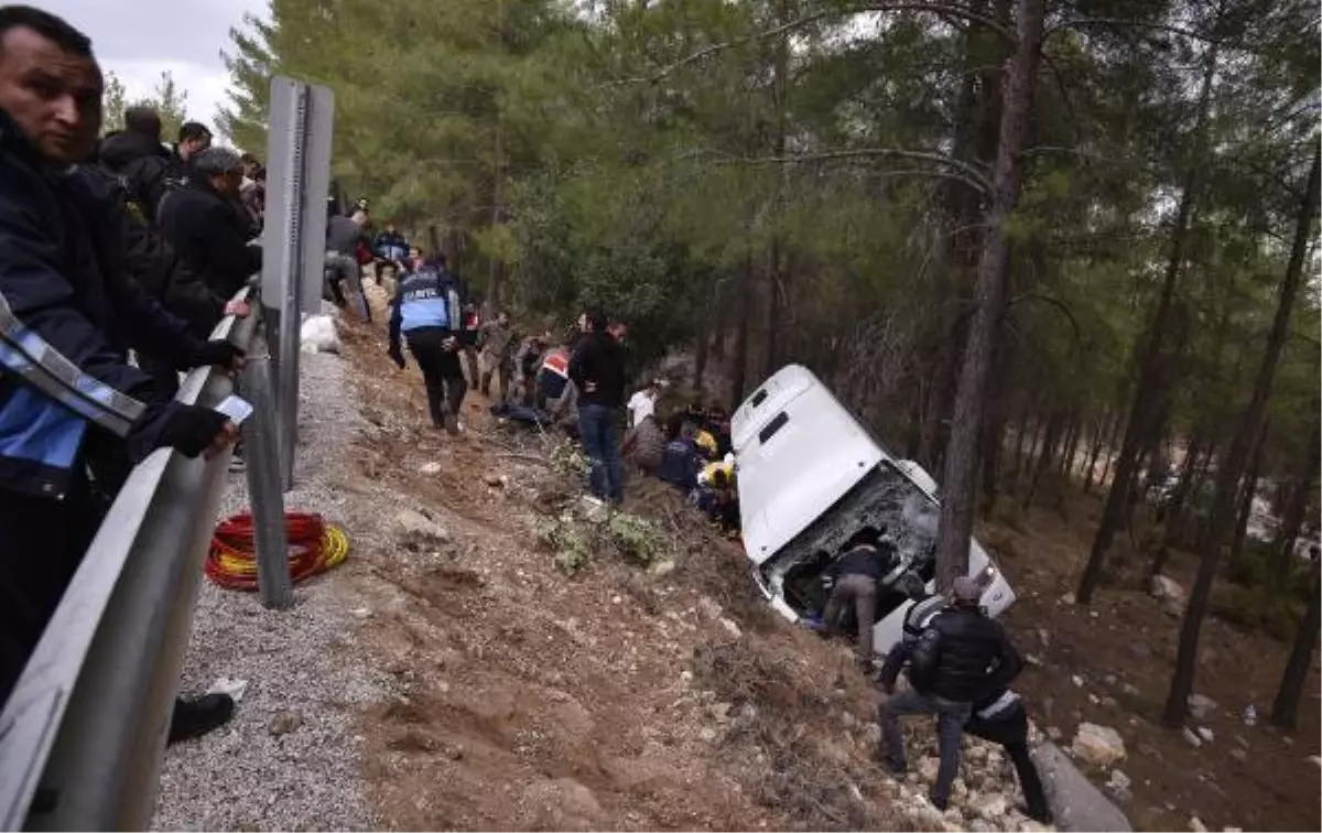 Şenlikten Dönen Midibüs Uçuruma Devrildi: 2 Ölü, 9 Yaralı (2)