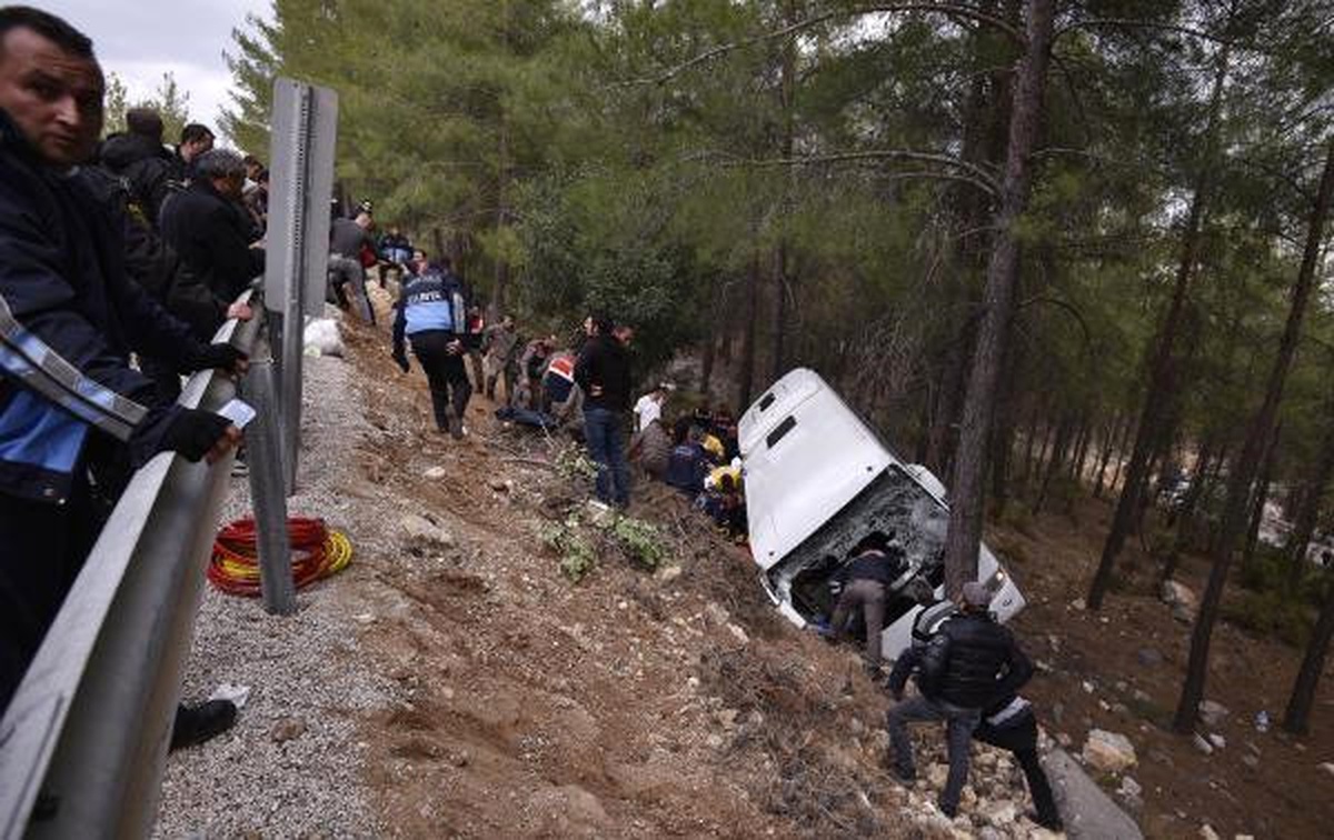 Şenlikten Dönen Minibüs Şarampole Yuvarlandı: 2 Ölü, 9 Yaralı