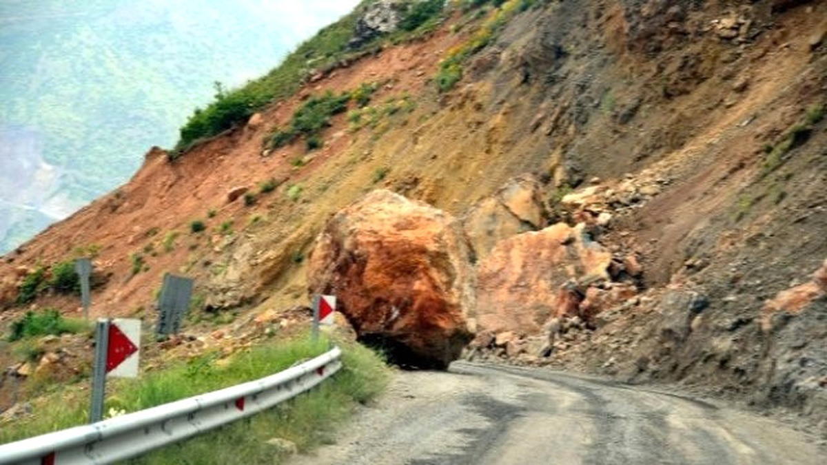 Siirt\'te Yola Düşen Kaya Parçaları Paniğe Neden Oldu