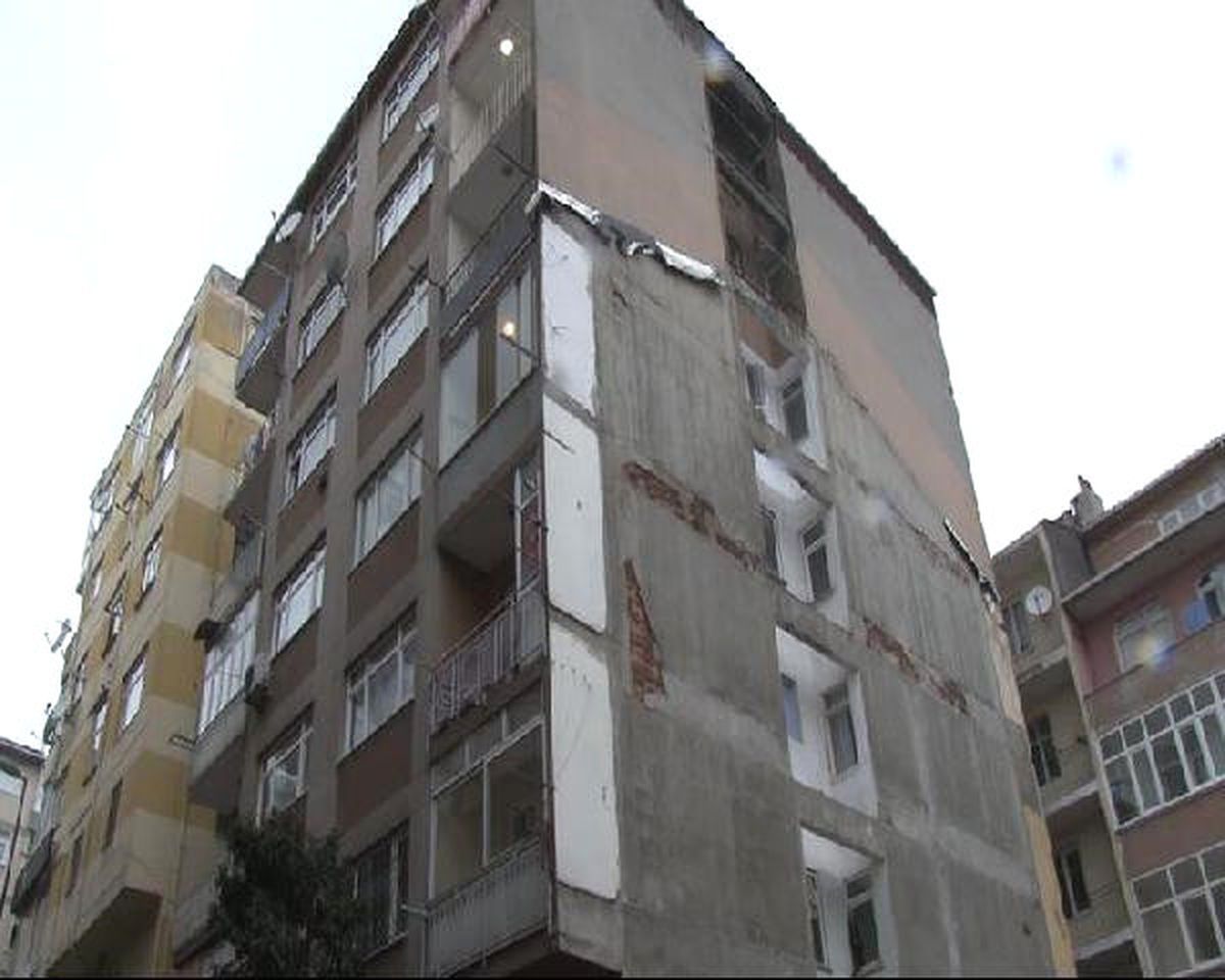 Zabıtanın Mühürleyip Boşalttığı Binadaki 11 Dairenin Tamamı Soyuldu