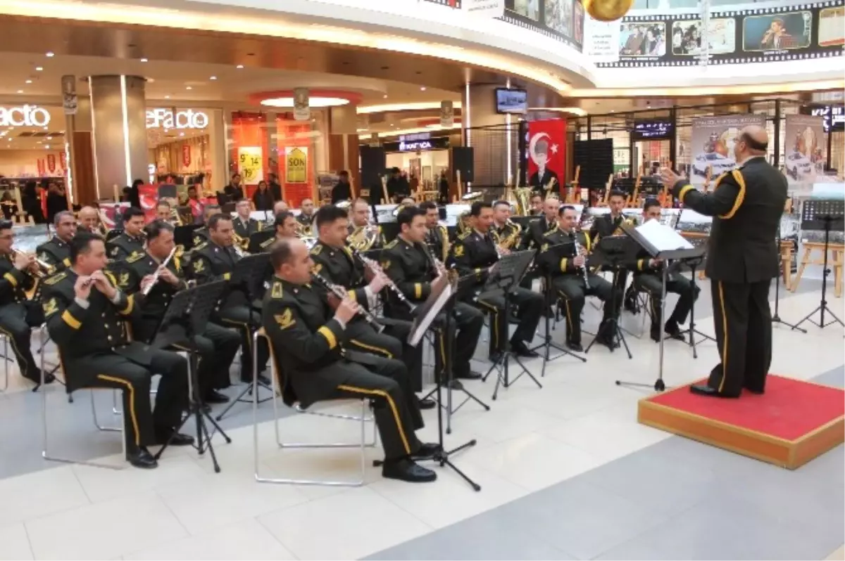 2. Ordu Bölge Bando Takımı Tarafından da Bir Konser Düzenlendi.