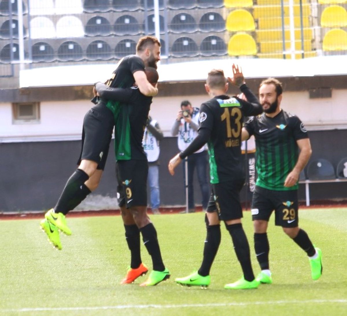Akhisar\'da Moraller Yüksek
