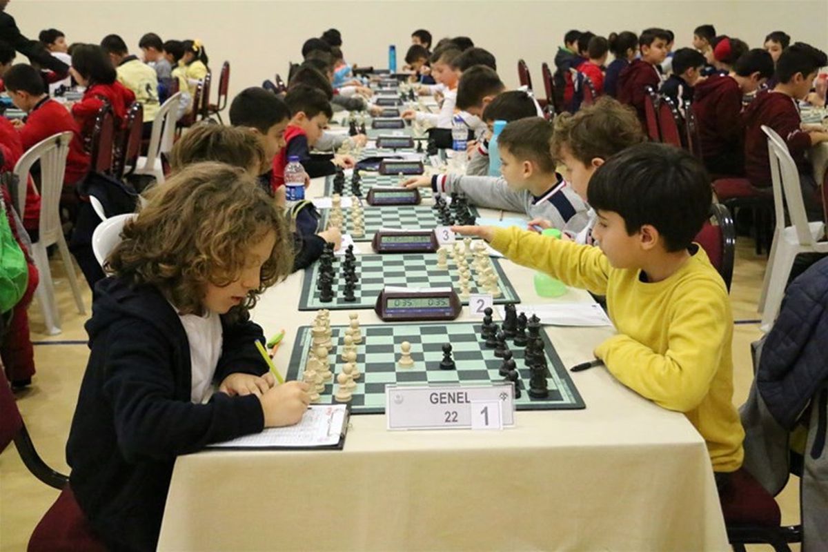 Antalya\'da Minikler Satranç Müsabakası