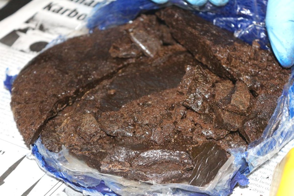 Atatürk Havalimanı\'nda Masa Örtüleri Arasında 9 Kilo 960 Gram Afyon Sakızı Yakalandı