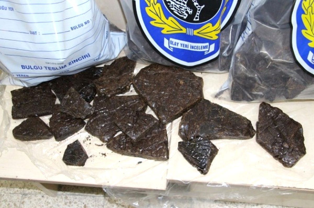 Atatürk Havalimanı\'nda Masa Örtüleri Arasında 9 Kilo 960 Gram Afyon Sakızı Yakalandı (2)