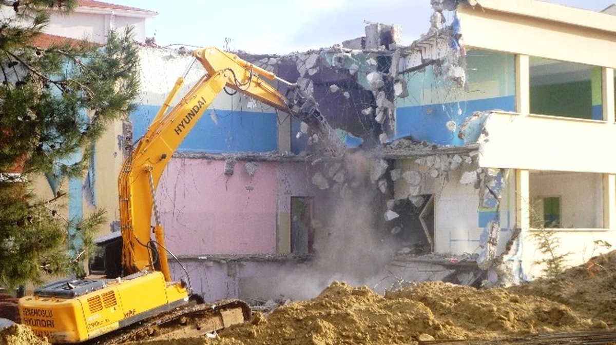 Bilecik\'in 38 Yıllık Emektar Okulunun Yıkım Çalışmaları Başladı