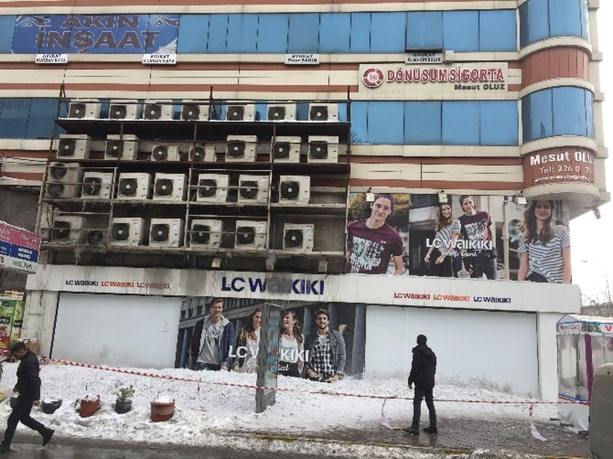 Çatılarda Biriken Kar Tehlike Oluşturuyor