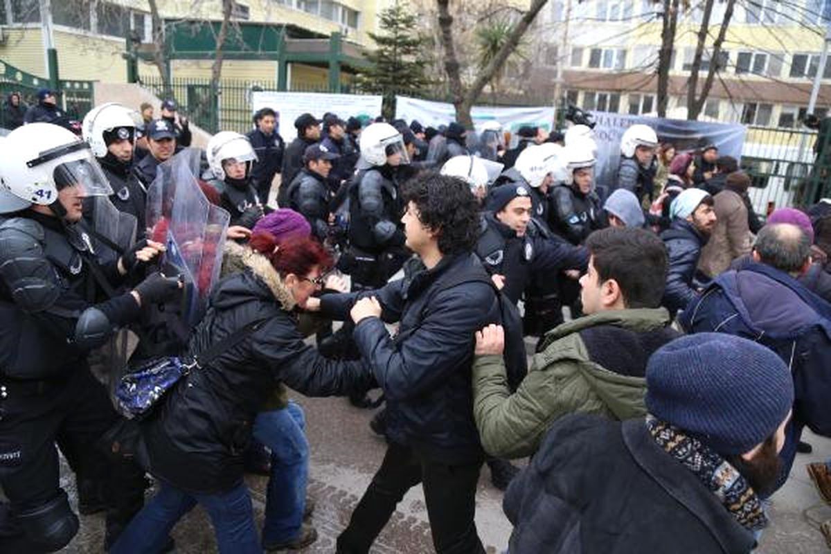 Dha Yurt - Kocaeli Üniversitesi\'nde Açıklama Yapmak İsteyen Öğrencilere Polis Müdahalesi: 10 Gözaltı