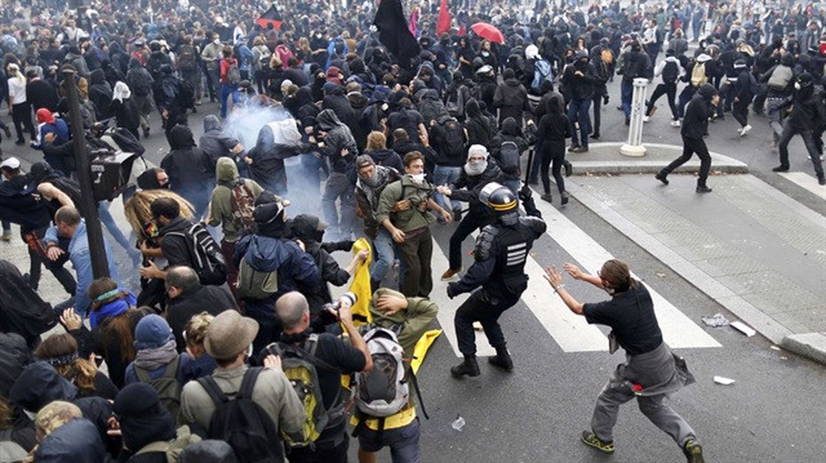 Fransa\'da Polise Karşı Protestolar Sürüyor