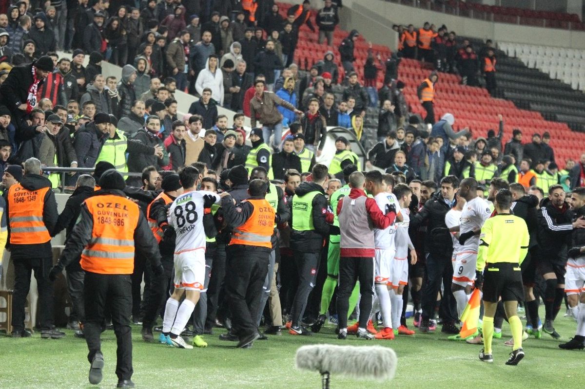 Gaziantep Arena\'da Tribünler Karıştı