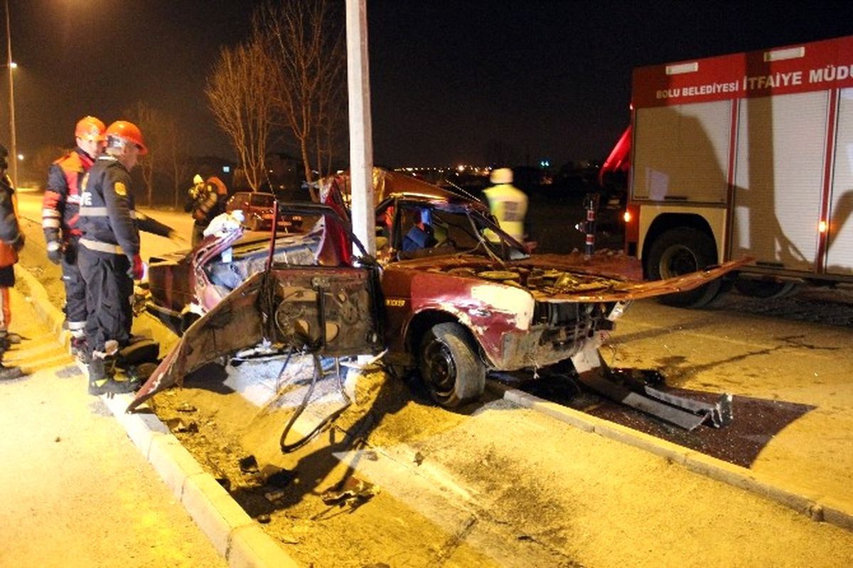 Hurdaya Dönen Araçta Sıkışan 2 Kişiden 1\'i Yaşamını Yitirdi