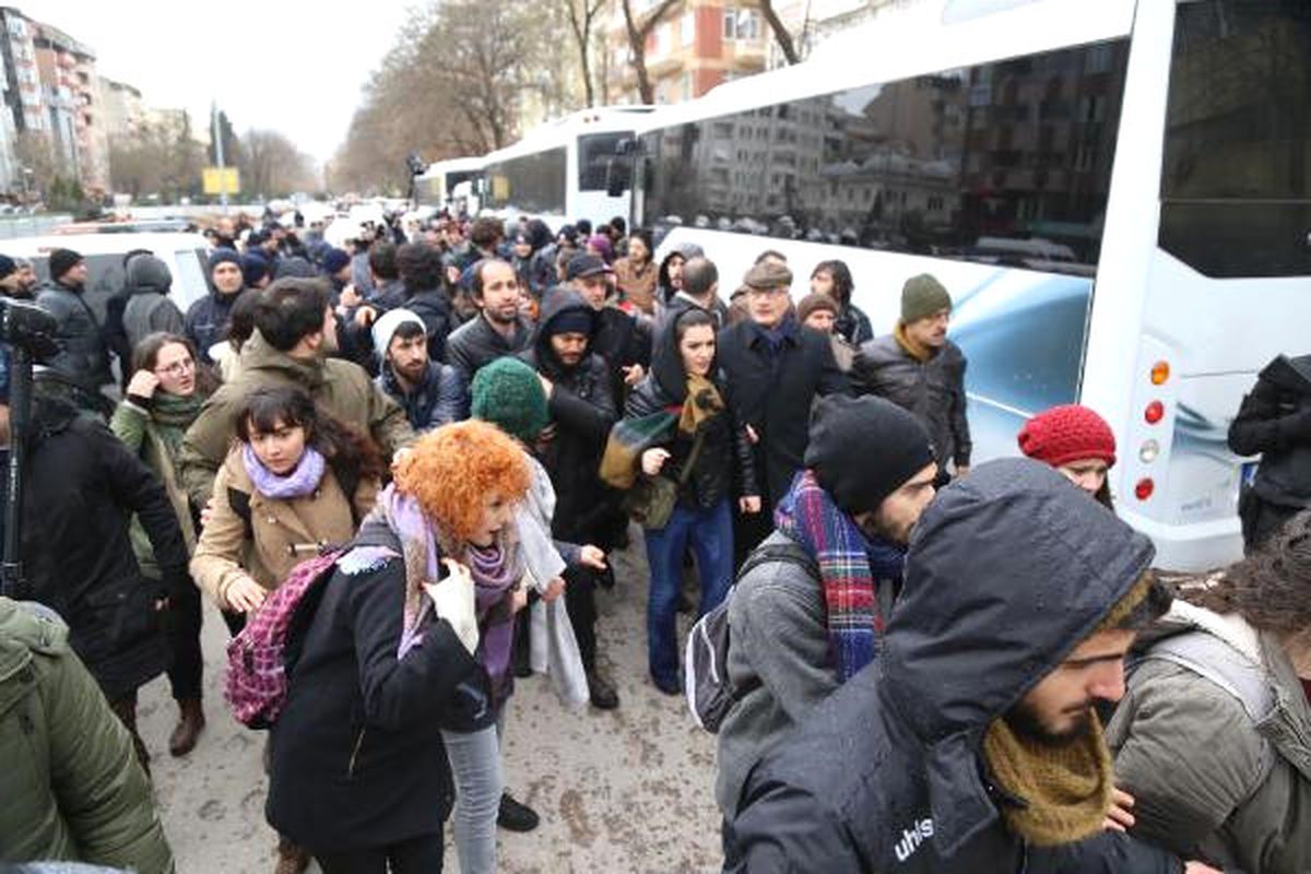 Kocaeli Üniversitesi\'nde Açıklama Yapmak İsteyen Öğrencilere Polis Müdahalesi: 10 Gözaltı