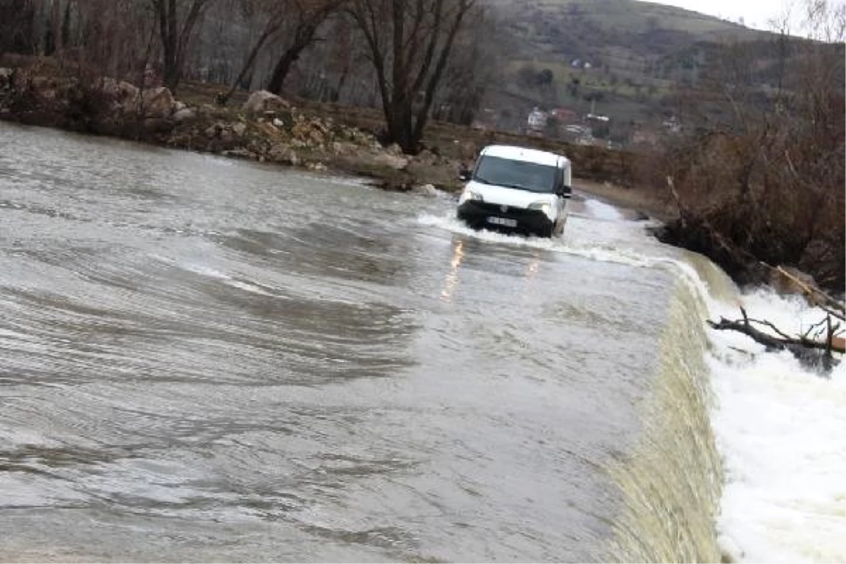 Manyas\'ta Baraj Kapakları Açılınca Köprü Sular Altında Kaldı
