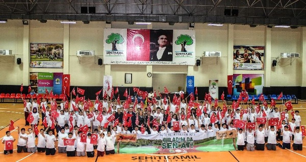 Öğrenciler, Sağlıklı Yaşam İçin Toplu Halde Spor Yaptılar