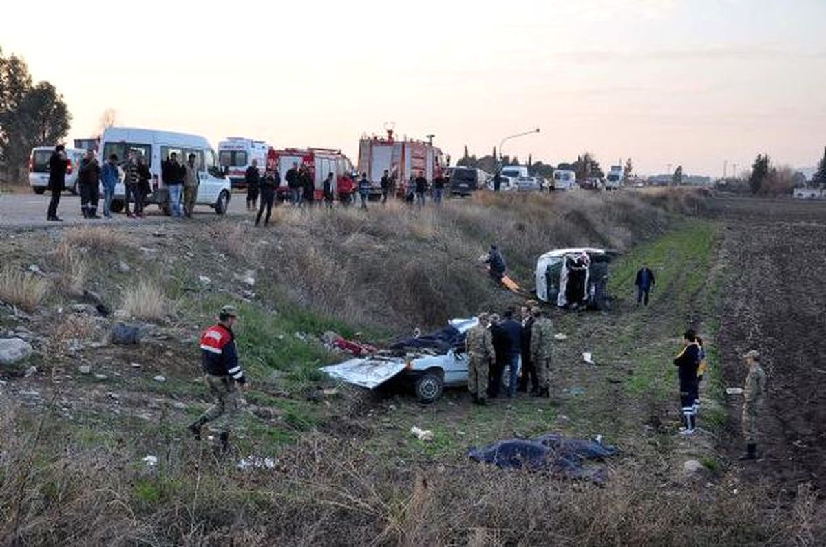 Osmaniye\'de Otomobil Şarampole Devrildi: 2 Yaralı