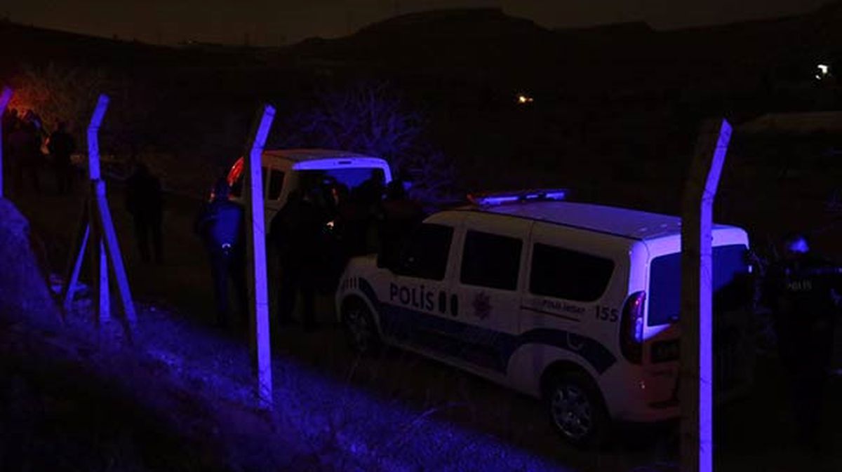 Otomobilde Eşi ve Çocuklarını Rehin Aldı (7)