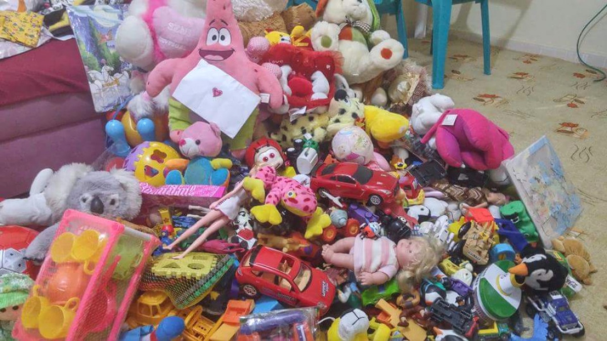 Oyuncaklarını Köy Okulundaki Kardeşlerine Gönderdiler