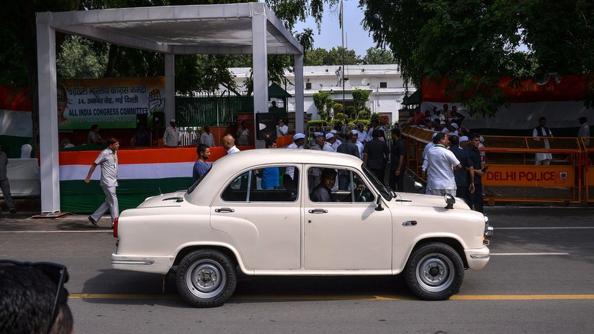 Peugeot, Hindistan\'ın Efsanevi Otomobili Ambassador\'un İsmini Satın Aldı