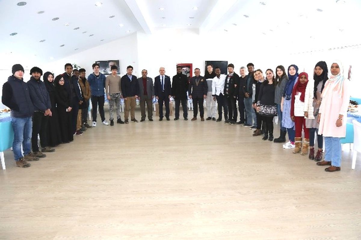 Rektör Karacabey, Yabancı Uyruklu Öğrencilerle Bir Araya Geldi