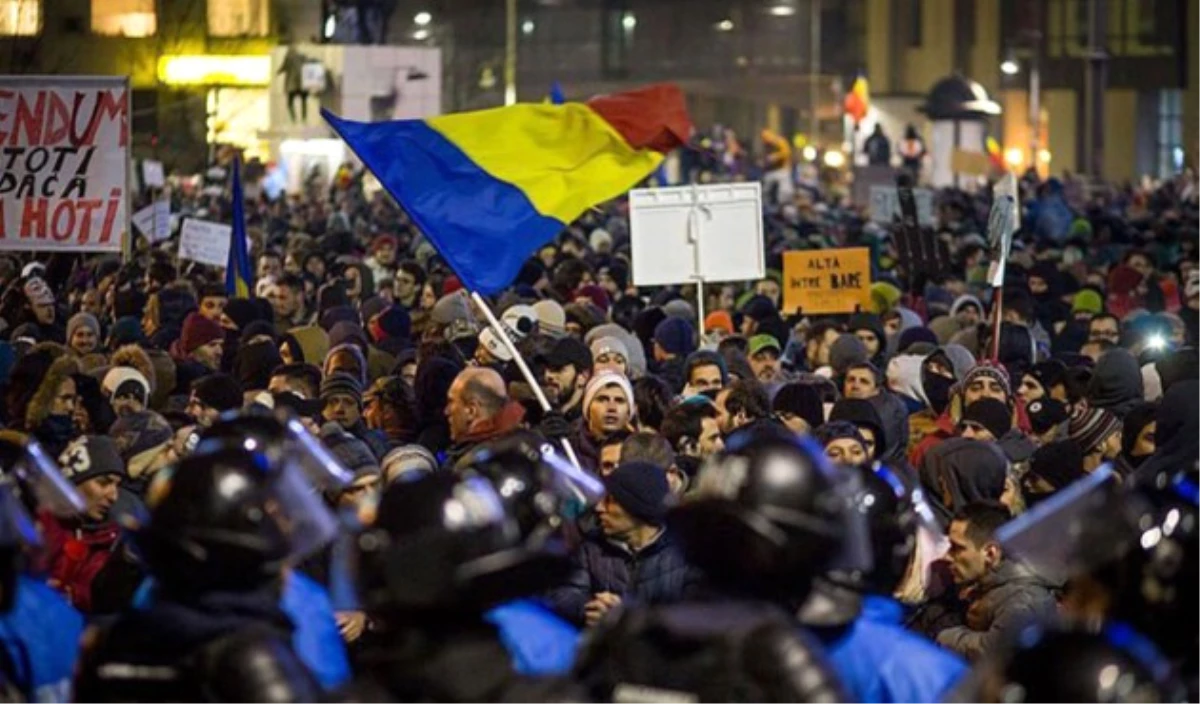 Romanya\'da On Binlerce Kişi Hükümeti İstifaya Çağırdı