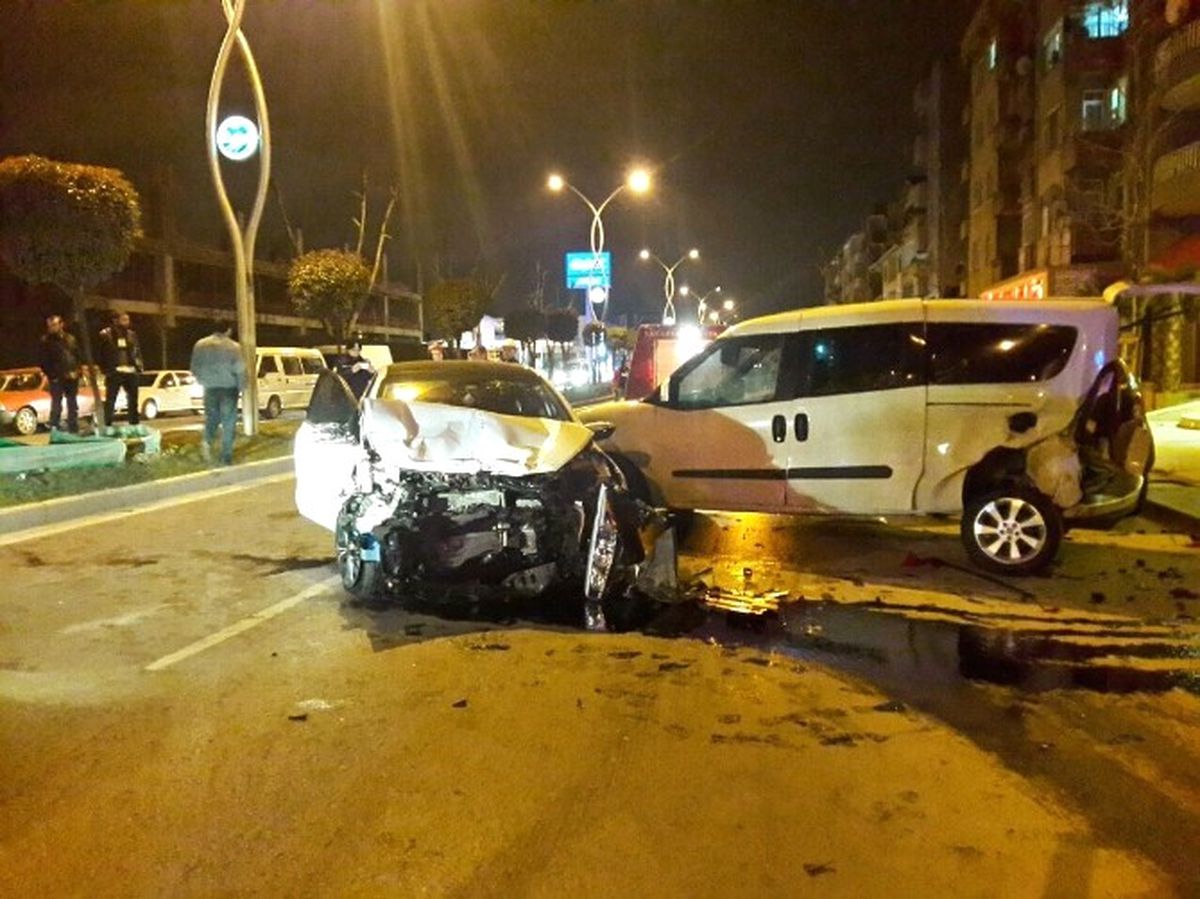 Sakarya\'da 7 Araçlı Zincirleme Trafik Kazası: 2 Yaralı