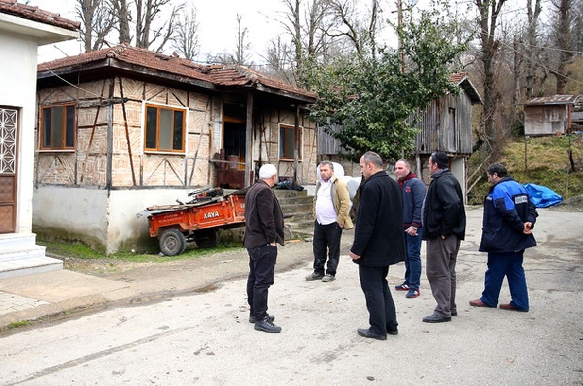 Sakarya\'da Cinayet Zanlısının Evi Yakıldı