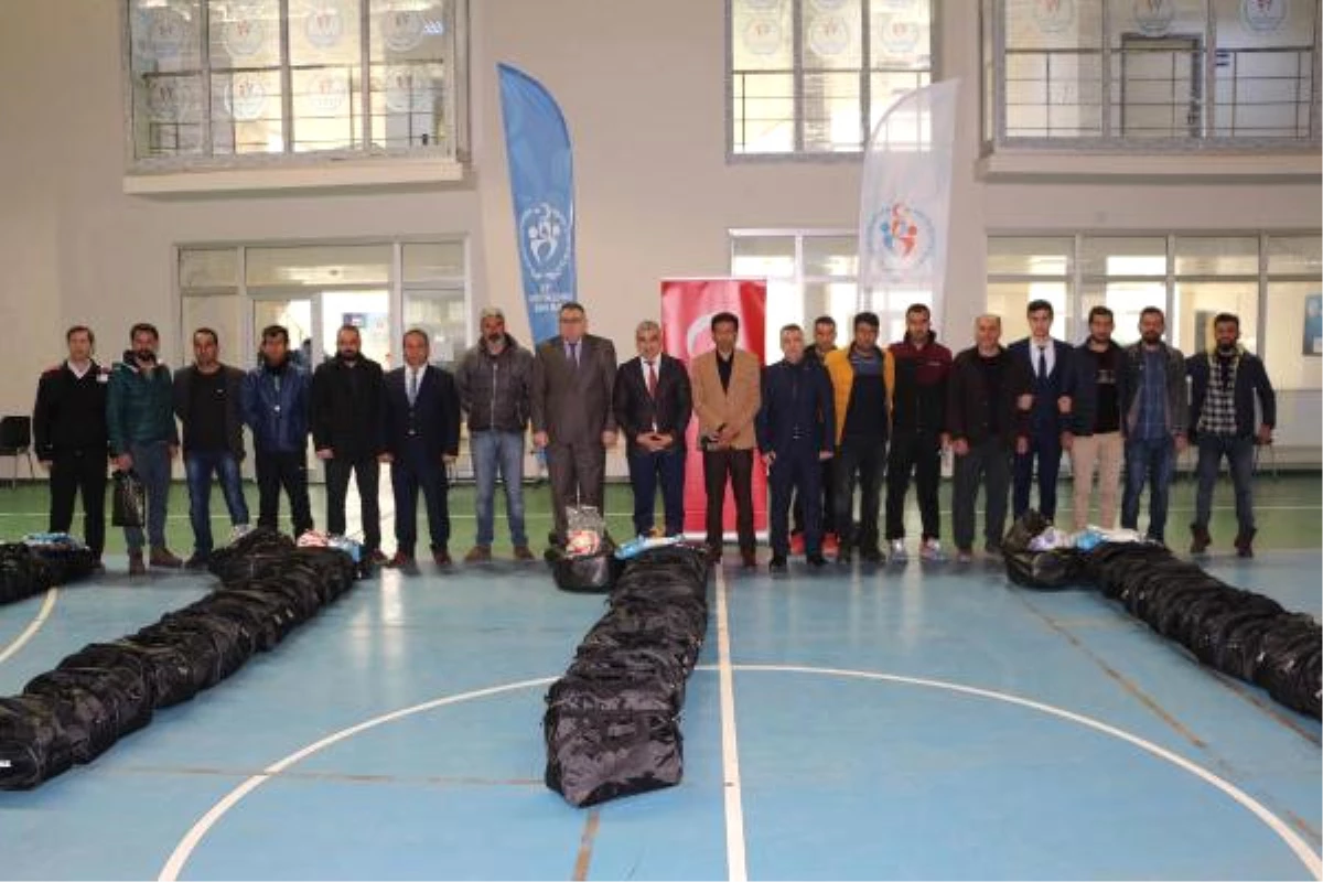 Şırnak\'ta Amatör Futbolculara Spor Malzemesi Dağıtıldı