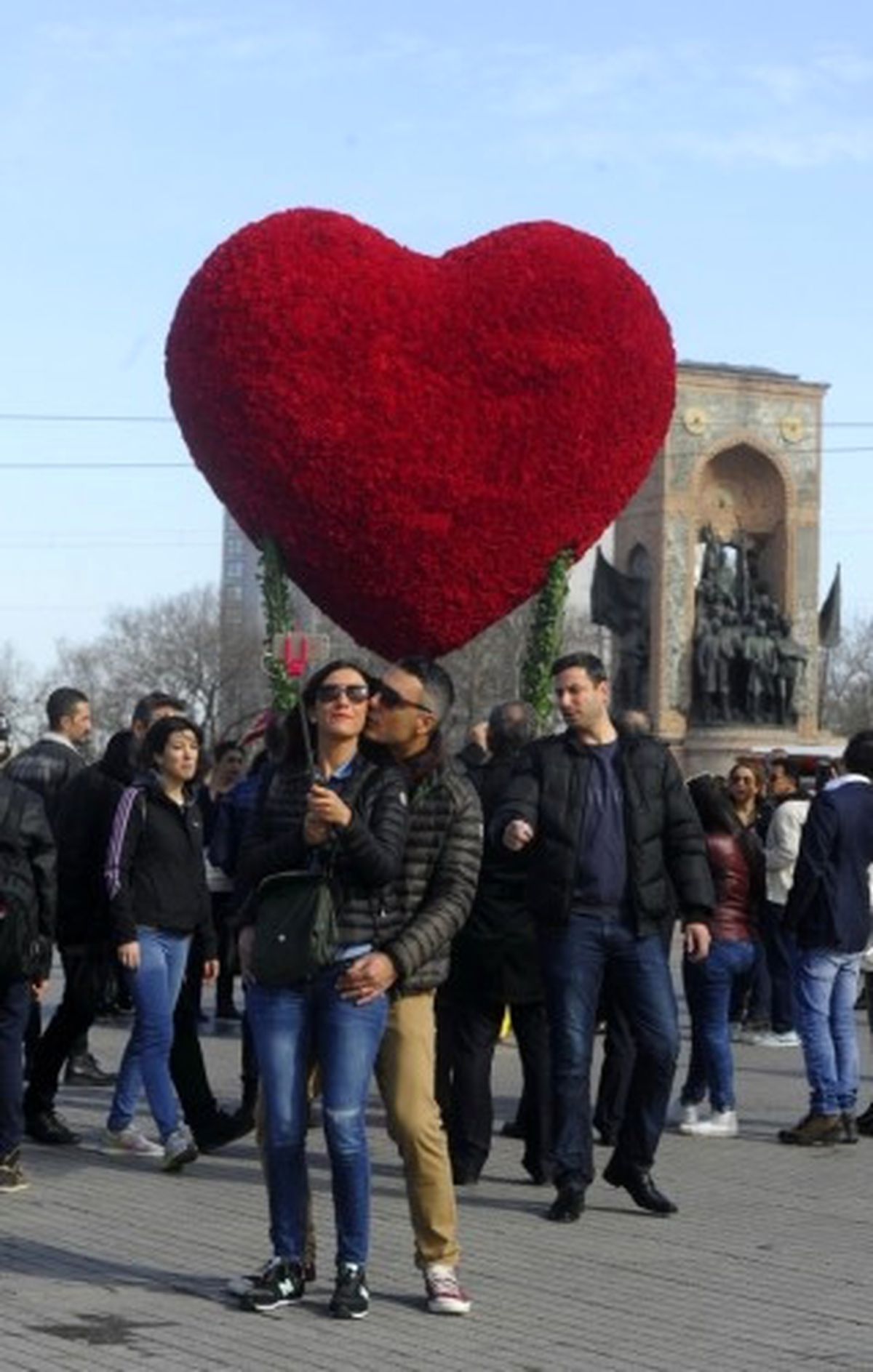 Taksim Meydanı\'na "Sevgililer Günü" Platformu