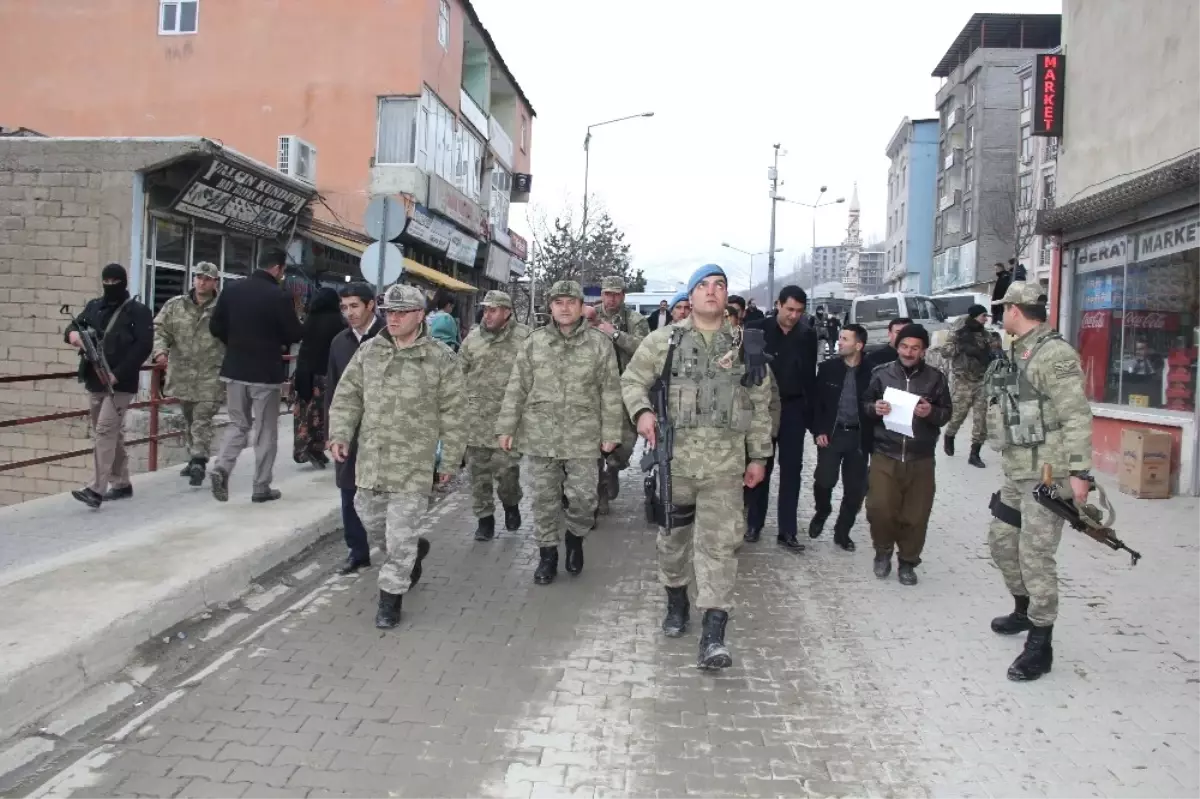 Tuğgeneral Tokel\'den Şemdinli Esnafına Ziyaret