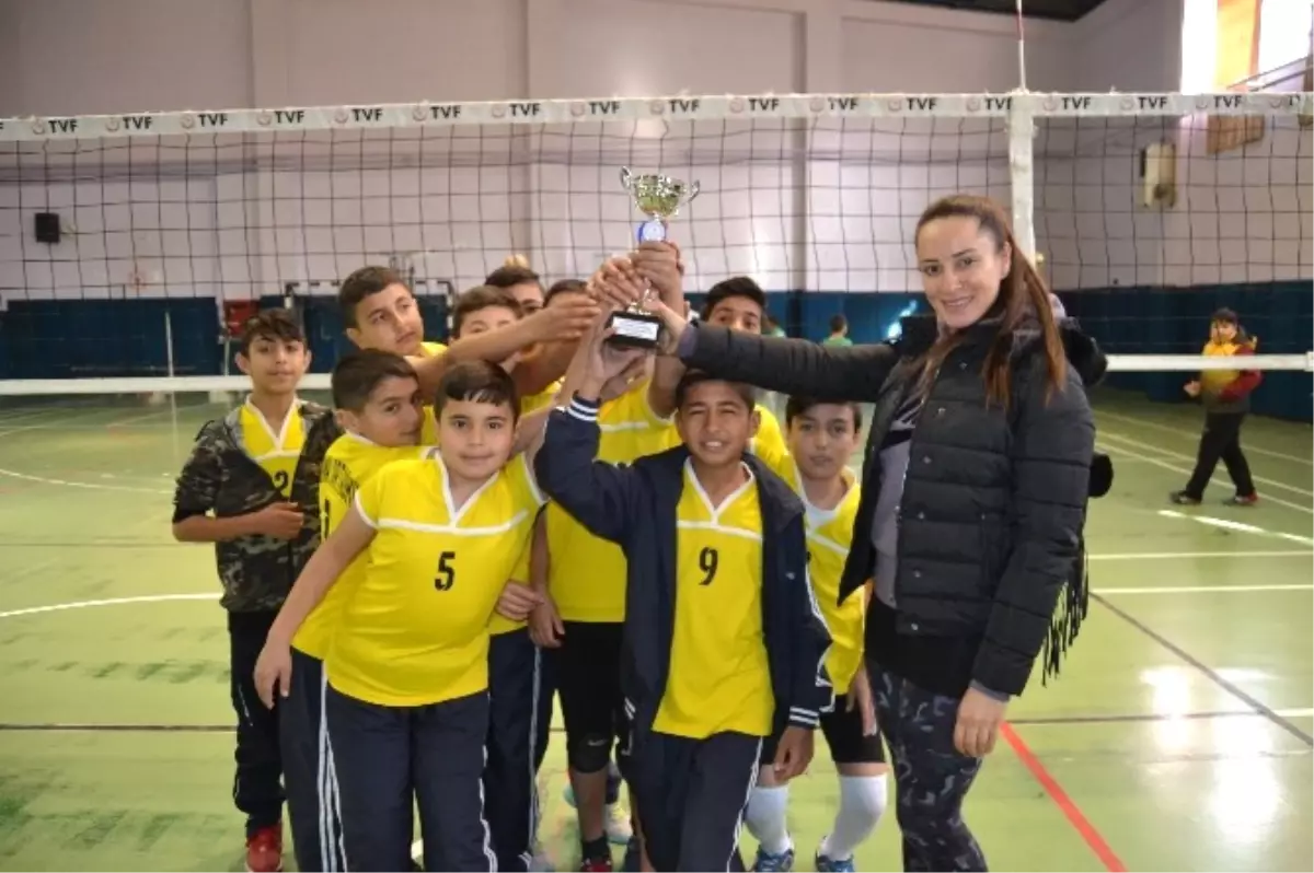 Voleybolda Şehit İdris Güler Ortaokulu Şampiyon
