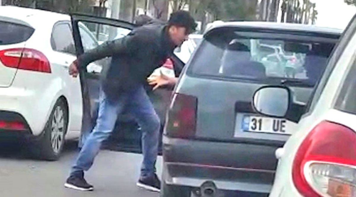 Yol Ortasında Otomobil Sürücüsünü Bıçakladılar