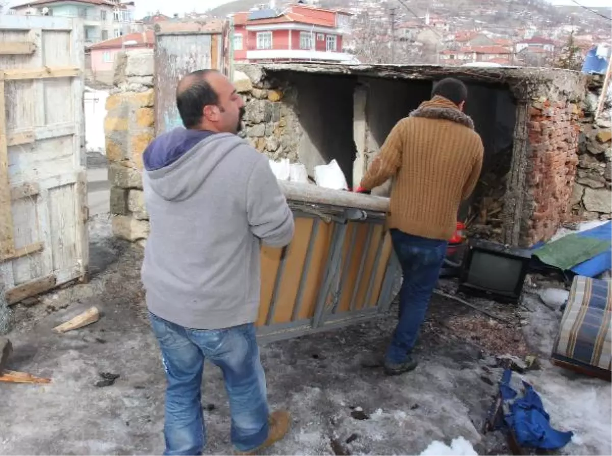 Yozgat Hayvan Sever Engelli, Ekmeğini Yavru Köpeklerle Paylaştı