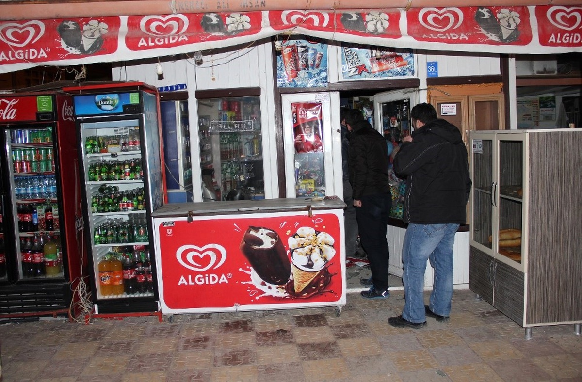 Bakkala Giren Kar Maskeli Hırsız Polisten Kaçamadı