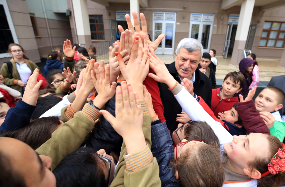 Başkan Karaosmanoğlu, Gebze Emlak Konut İlk ve Ortaokulunu ziyaret etti.