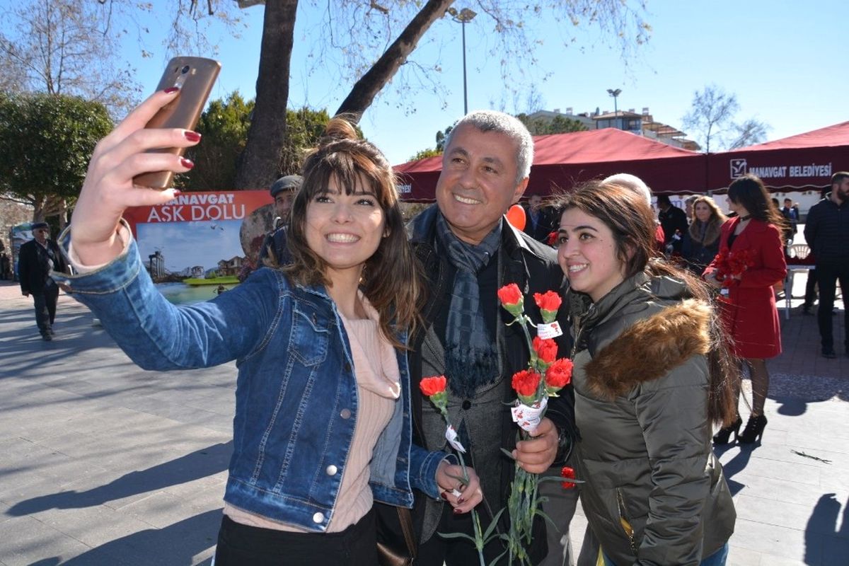 Başkan Sözen\'den Sevgililere Karanfil