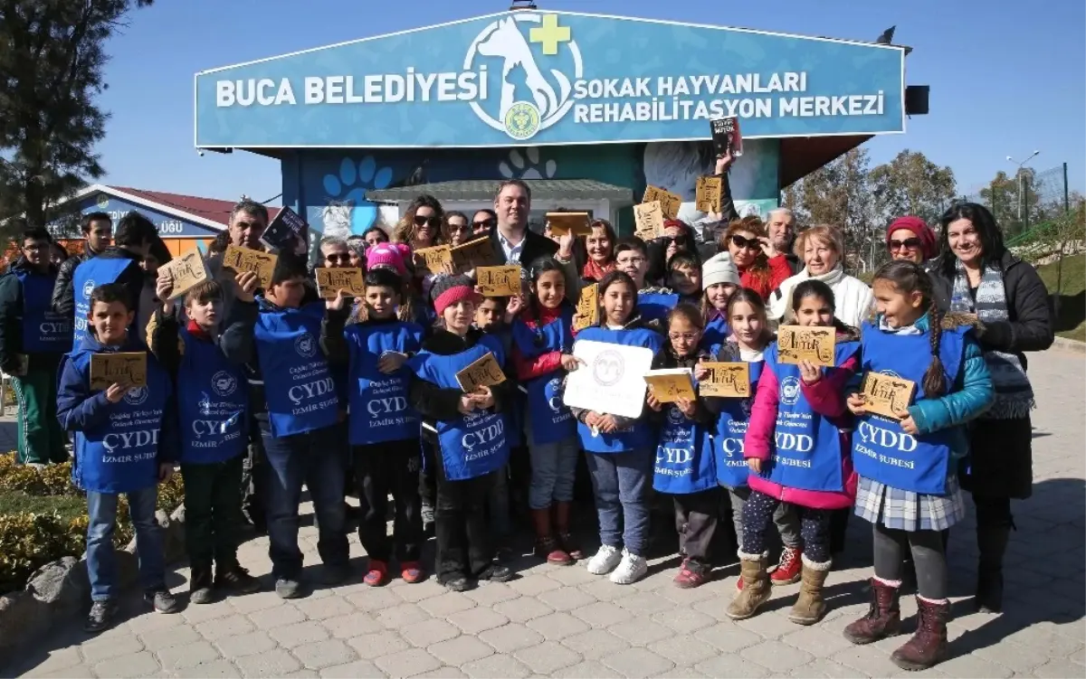 Buca\'nın 5 Yıldızlı Sokak Hayvanları Merkezi\'nde Anlamlı Buluşma