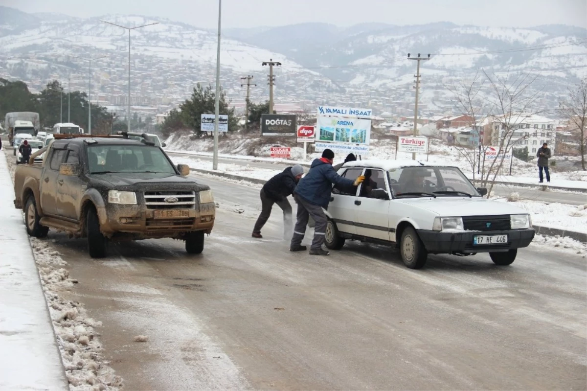 Çan\'da Tepeköy Rampası Buz Pistine Dönüştü