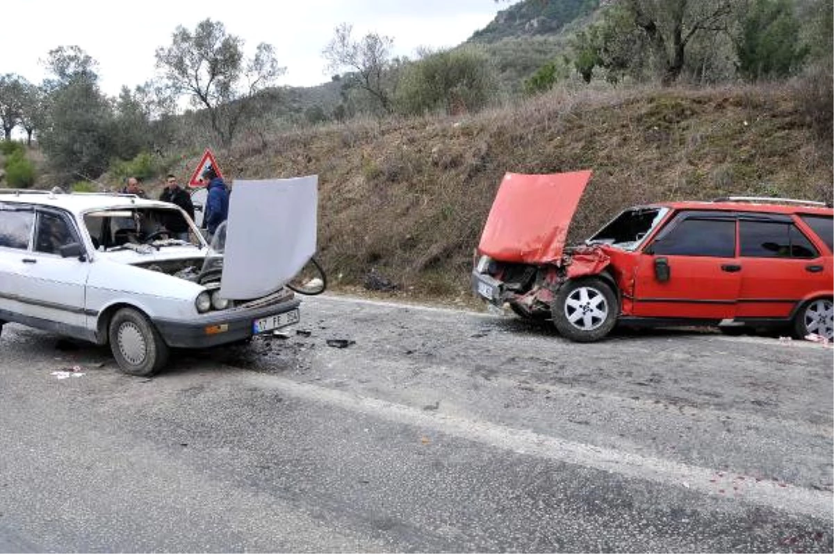 Çanakkale Iki Otomobilin Çarpıştığı Kazada 5 Yaralı