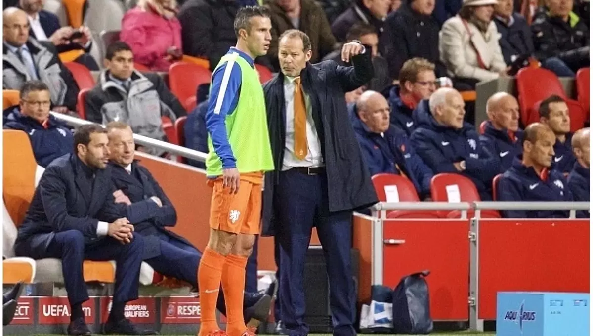 Danny Blind, Robin Van Persie\'yi Sildi!