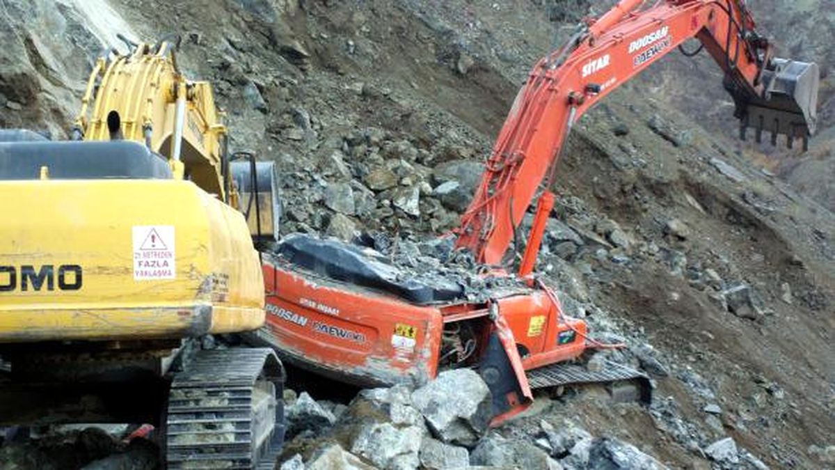 Devrilen İş Makinesinin Altında Kalan Kepçe Operatörü Öldü