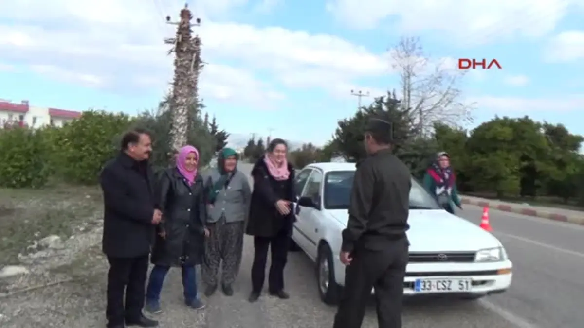 Erdemli Jandarmadan, Sevgililer Günü\'ne Özel Kırmızı Karanfil