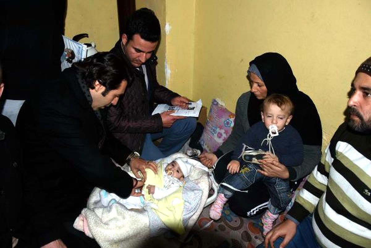 Farelerin Kemirdiği Suriyeli Aile, Eski Elbise Yakarak Isınmış (2)