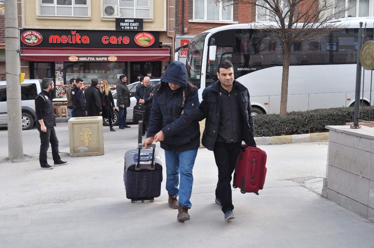 Fetö Şüphelisi Askerler Adliyeye Valizleriyle Geldi