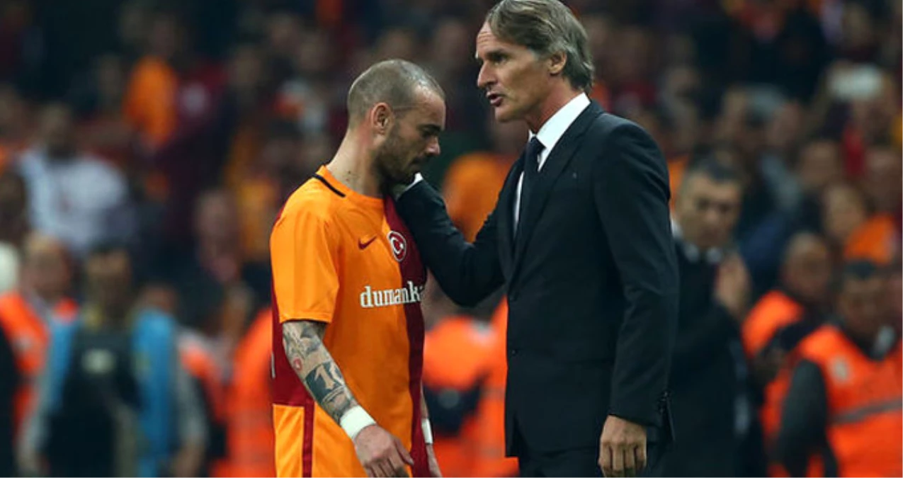 Galatasaray\'da Sneijder, Riekerink Gönderildiği İçin Mutsuz