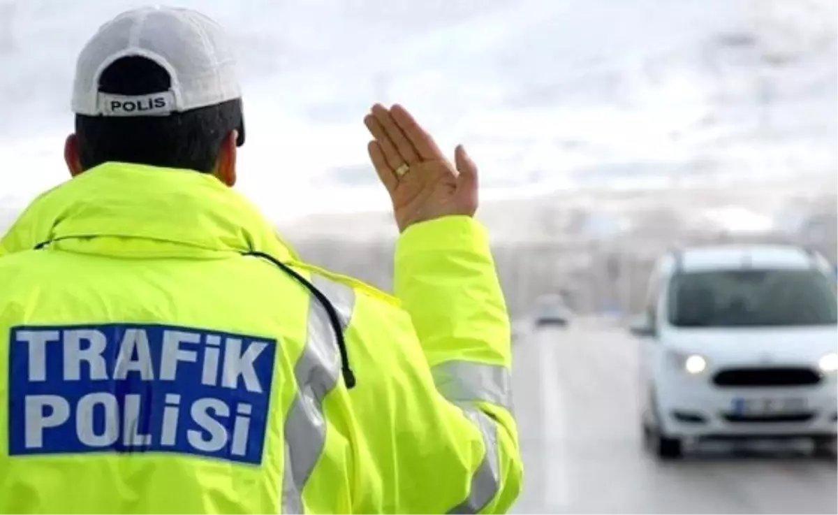 Güncelleme - "Dur" İhtarına Uymayan Araç Polise Çarptı: 1 Şehit