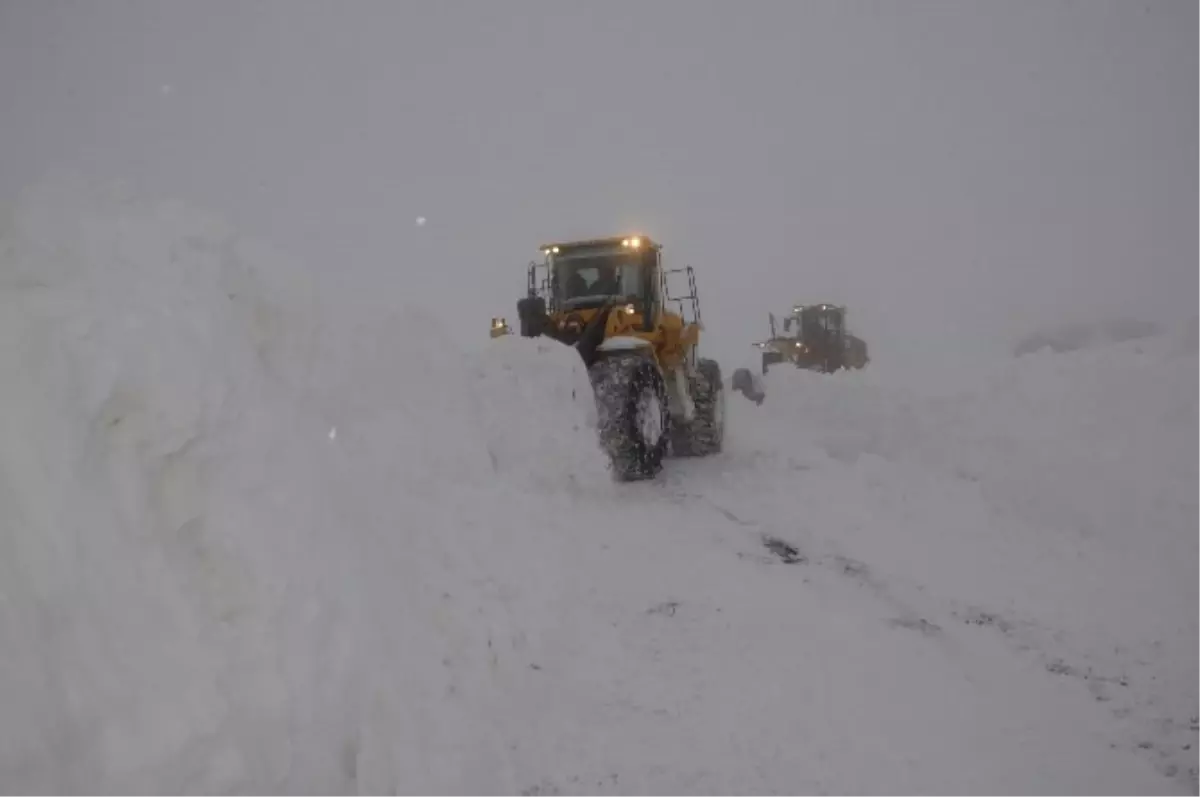 Hakkari\'de 9 Köy ile 16 Mezra Yolu Ulaşıma Kapandı