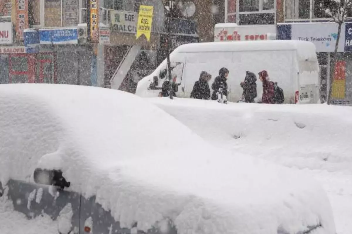 Hakkari\'de 9 Köy ve 15 Mezranın Yolu Kapandı